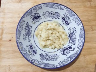 7、万紫千红香蕉紫薯燕麦饼,用勺子压成泥，不用压的太细，有一些小块也没关系！压好后备用！