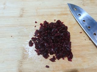 9、万紫千红香蕉紫薯燕麦饼,泡好后用刀切成小丁备用！