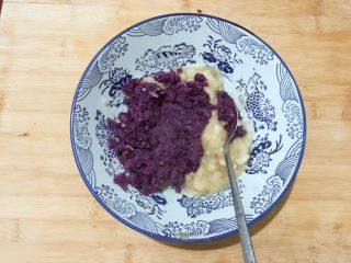 11、万紫千红香蕉紫薯燕麦饼,紫薯泥压好后到入香蕉泥里！