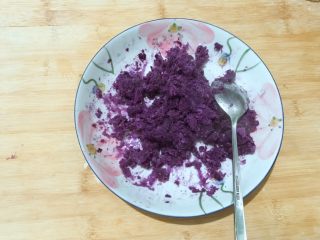 10、万紫千红香蕉紫薯燕麦饼,把蒸熟的紫薯用勺子压成泥！