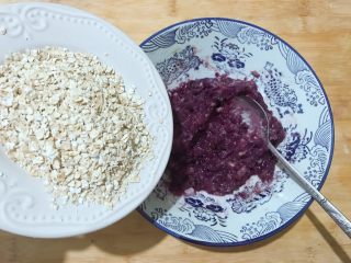 13、万紫千红香蕉紫薯燕麦饼,再把准备好的即食燕麦倒入碗中！