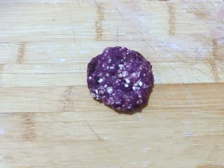 15、万紫千红香蕉紫薯燕麦饼,戴上一次性手套，把香蕉紫薯泥揉成一个小饼。