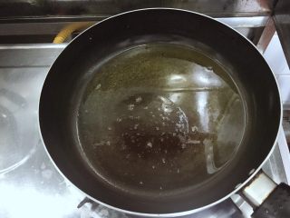 17、万紫千红香蕉紫薯燕麦饼,平底锅烧热，倒入少量的食用油！