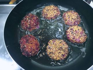 18、万紫千红香蕉紫薯燕麦饼,把沾满面包糠的小饼放入锅内，小火煎！