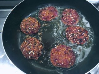 19、万紫千红香蕉紫薯燕麦饼,两面煎至金黄色就可以出锅了！