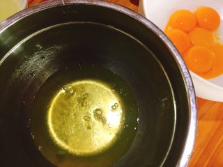 2、八寸小汽车夹心蛋糕,将蛋清，蛋黄分离至无水无油的盆子里