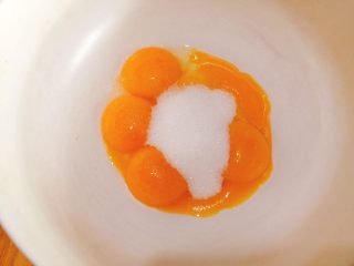 3、八寸小汽车夹心蛋糕,蛋黄里加入细砂糖