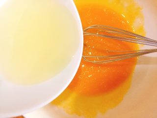 4、八寸小汽车夹心蛋糕,充分搅拌均匀时加入油