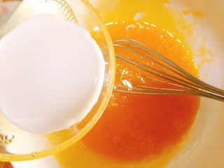 5、八寸小汽车夹心蛋糕,牛奶