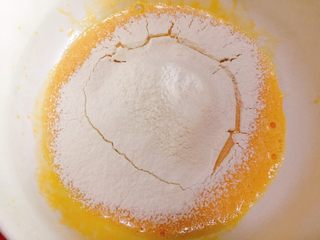 6、八寸小汽车夹心蛋糕,最后筛入低筋面粉