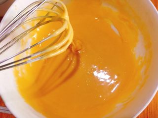 7、八寸小汽车夹心蛋糕,用手动打蛋器不规则轻轻搅拌均匀，提起打蛋器可以顺滑的流下，搅拌一定要到位，也不要过度用力导致起筋