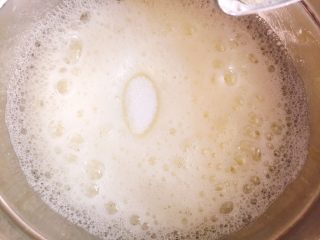 9、八寸小汽车夹心蛋糕,打到泡沫细腻的时候加入三分之一白糖