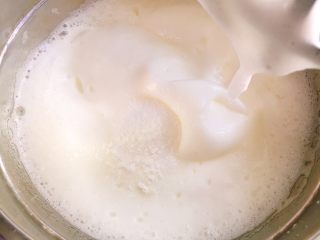 10、八寸小汽车夹心蛋糕,打到弯沟的时候加入最后三分之一白糖，这时打蛋器调低速打发，可以防止打过头，蛋白也比较稳定