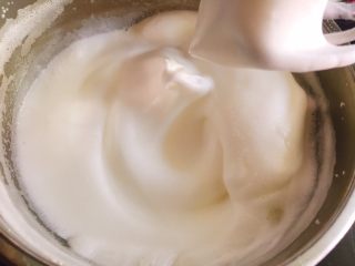 11、八寸小汽车夹心蛋糕,蛋白打到干性，提起来打蛋器呈小尖角状