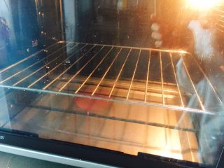 18、八寸小汽车夹心蛋糕,预热烤箱165度5分钟