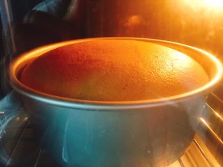 20、八寸小汽车夹心蛋糕,这个是烤到20分钟时的状态