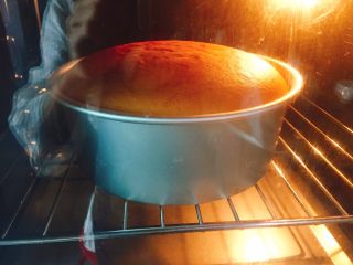 21、八寸小汽车夹心蛋糕,这个是烤好的状态