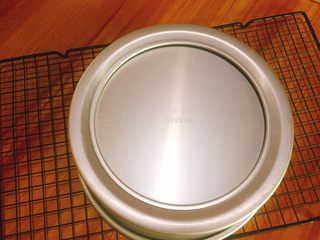 22、八寸小汽车夹心蛋糕,烤好出炉从高处往下震一下，立即倒扣，完全放凉后再脱模