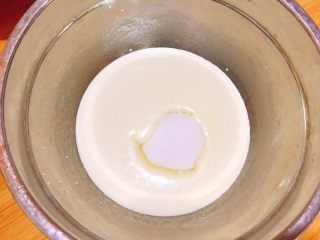 23、八寸小汽车夹心蛋糕,准备打发奶油，奶油250克，细砂糖25克