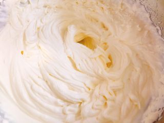 24、八寸小汽车夹心蛋糕,用打蛋器中速打发