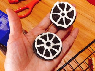 27、八寸小汽车夹心蛋糕,用奥利奥画出轮子的轮廓