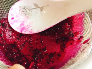 28、八寸小汽车夹心蛋糕,红心火龙果过筛取汁