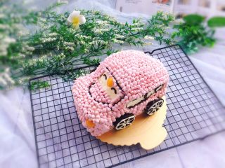 31、八寸小汽车夹心蛋糕,将粉色奶油装入裱花袋，挤满整个身车