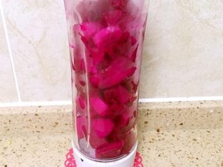 1、火龙果切片吐司,红心火龙果切小块。