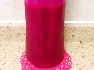 2、火龙果切片吐司,用榨汁机榨出果汁。