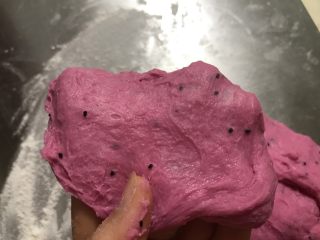 5、火龙果切片吐司,取出后看看出膜情况。