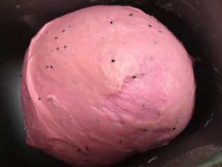 7、火龙果切片吐司,醒发至2倍大，手指沾水按下面团不回缩不塌陷即可，大概室温2小时，根据季节变化自行调整时间。