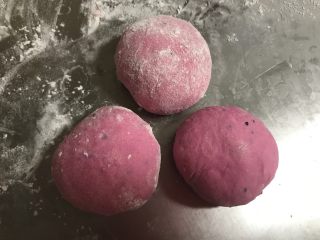 9、火龙果切片吐司,揉好的面团均匀分成三份。