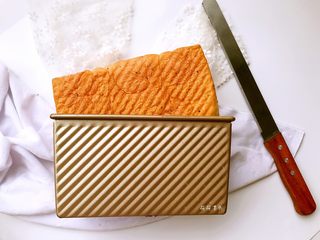 15、火龙果切片吐司,稍微晃动后倒扣即可轻松脱模。