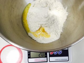 1、黑椒土豆小面包,我还是说一下,我用的是厨师机。先把除黄油、土豆、腊肠以外的所有材料放进厨师机,开2档进行和面