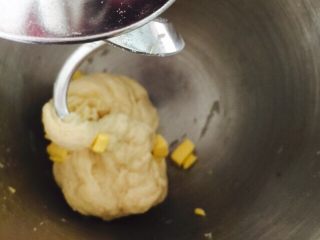 3、黑椒土豆小面包,放黄油后再和面5分钟