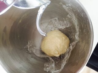 4、黑椒土豆小面包,面和好,不需拉手膜,直接盖上保鲜膜进行一发,我是看时间发酵,用了45分钟。