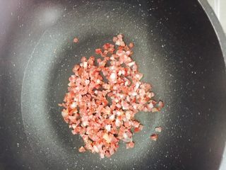 9、黑椒土豆小面包,腊肠放锅里稍煎一下,小火喔~不需放油