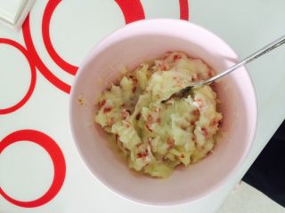 11、黑椒土豆小面包,土豆泥和煎好的腊肠混合均匀备用