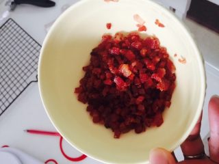 10、黑椒土豆小面包,煎好的腊肠控油捞出