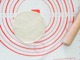 13、黑椒土豆小面包,取一个小面团擀成圆形