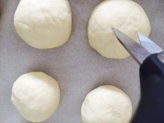 18、黑椒土豆小面包,用一把干净的剪刀,在面包的表面剪出十字,不要怕剪破皮~要的就是剪破皮噢