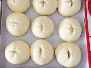 21、黑椒土豆小面包,发酵完取出,烤箱180预热5分钟,此时给面包擦上蛋液、这蛋液是一个鸡蛋用了20克和面后剩下的蛋液噢