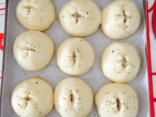 23、黑椒土豆小面包,面包表面撒上黑椒粒