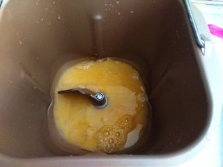 1、全蛋吐司,把鸡蛋、糖、水加入面包箱里。