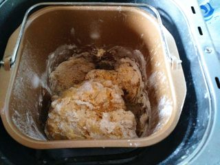 3、全蛋吐司,启动和面5分钟后,静止10分钟。