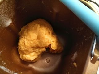 4、全蛋吐司,静止后启动和面程序20分钟。