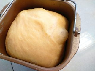 7、全蛋吐司,50分钟后,把发好的面团取出。