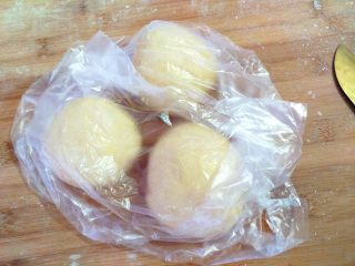 9、全蛋吐司,将面团分成3等份,揉圆后盖上保鲜膜静至10分钟。