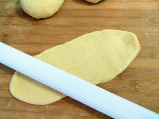 10、全蛋吐司,将静至完后的面团。擀成长舌装。