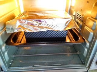 15、全蛋吐司,烤箱上下火150度。烘烤35分钟。之前烤20分钟吐司盒盖上锡箔纸。